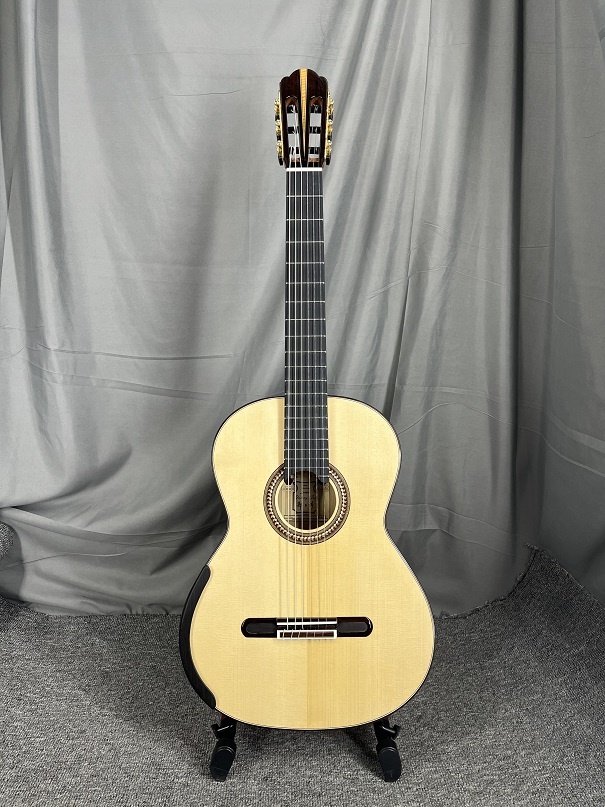 China Double Top Master Level Concert AAAAA All Solid Classic Guitar Models Special Designed by Yulong Guo